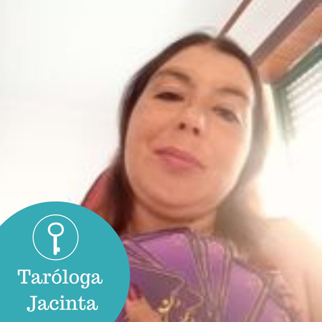 Taróloga Jacinta🧙‍♀️ Sou a taróloga Jacinta. Desde muito nova que o meu dom se vem a manifestar, mas só nos últimos anos é que comecei a estudar e a desenvolver a minha espiritualidade. Normalmente trabalho com o baralho cigano, mas tenho também tenho formação em tarot, oráculos etc. Sou terapeuta de reiki e mesa radiónica. Faça a sua consulta de tarot com a Taróloga Jacinta e seja mais um cliente feliz. Se ainda não conhece o nosso site, aproveite a nossa oferta de boas vindas! www.chavemistica.com #consultastarot #tarotonline #chavemistica #tarologa