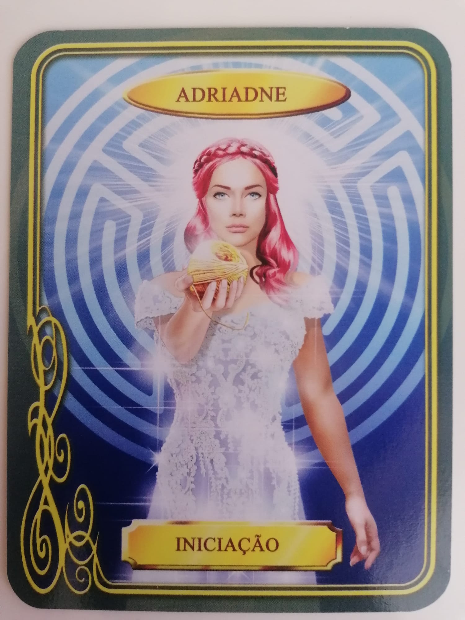 Carta Tarot para 13-06-2023 Adriadne - Iniciação Adriadne traz-lhe a energia da iniciação. Uma iniciação é frequentemente dolorosa e exigente. A vida confronta-nos com diversas iniciações, que nos levam à perda, morte e logo em seguida, ao renascimento, outro estado de consciência. O labirinto, símbolo milenar e sagrado para os povos antigos, é a terra onde habita o nosso inconsciente, que nos faz perder-nos em nós antes de encontrarmos a saída e/ou iniciação. Para o atravessarmos de forma bem-sucedida, devemos colocar um pé em frente ao outro e confiar. Um verdadeiro labirinto tem uma única rota para o centro, e é no centro que reintegramos o nosso verdadeiro “Eu” e nos conectamos com o Divino. Quem faz a jornada de um labirinto sofre sempre uma modificação. Abrace como um verdadeiro herói esta iniciação. Feliz dia Santo António! Taróloga Raquel www.chavemistica.com